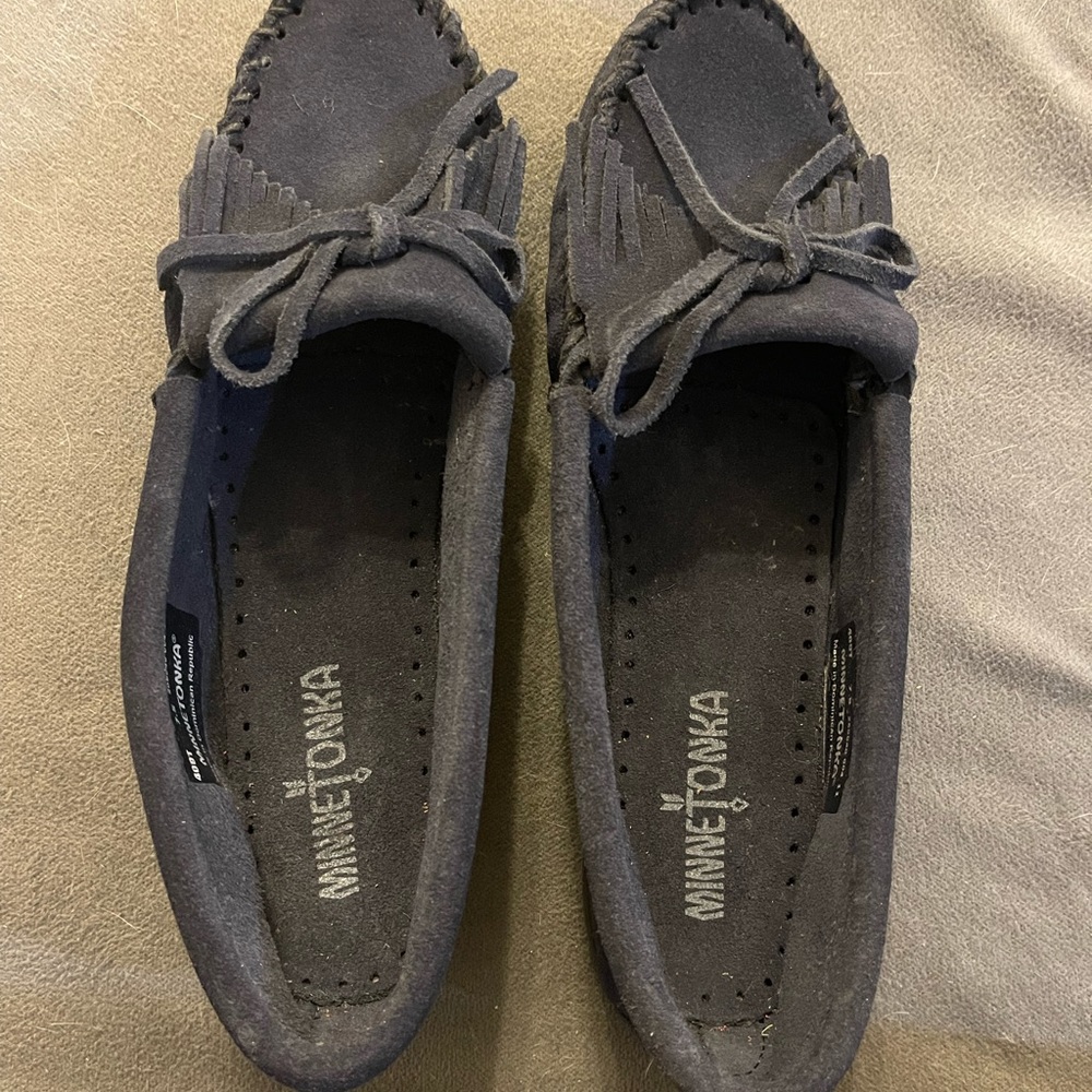NWT Minnetonka Moccasins (FIT LARGE)